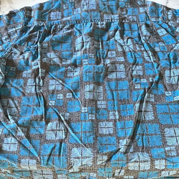 Tommy Bahama SS 100% Silk Button Up Sz. Large - Picture 6 of 11